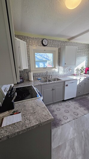 Private kitchen - Family Cottage No. 6 ☼ in charming Put-in-Bay Sleeps 6 (Put-in-Bay)