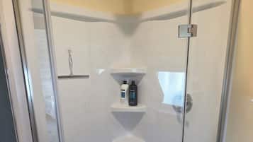 Douche, sèche-cheveux, serviettes fournies, savon