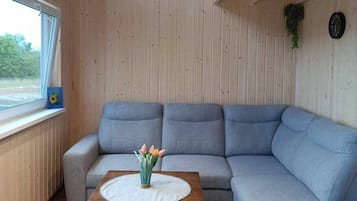 บ้านพัก, 3 ห้องนอน, ลานระเบียง | บริเวณนั่งเล่น | หนังสือ