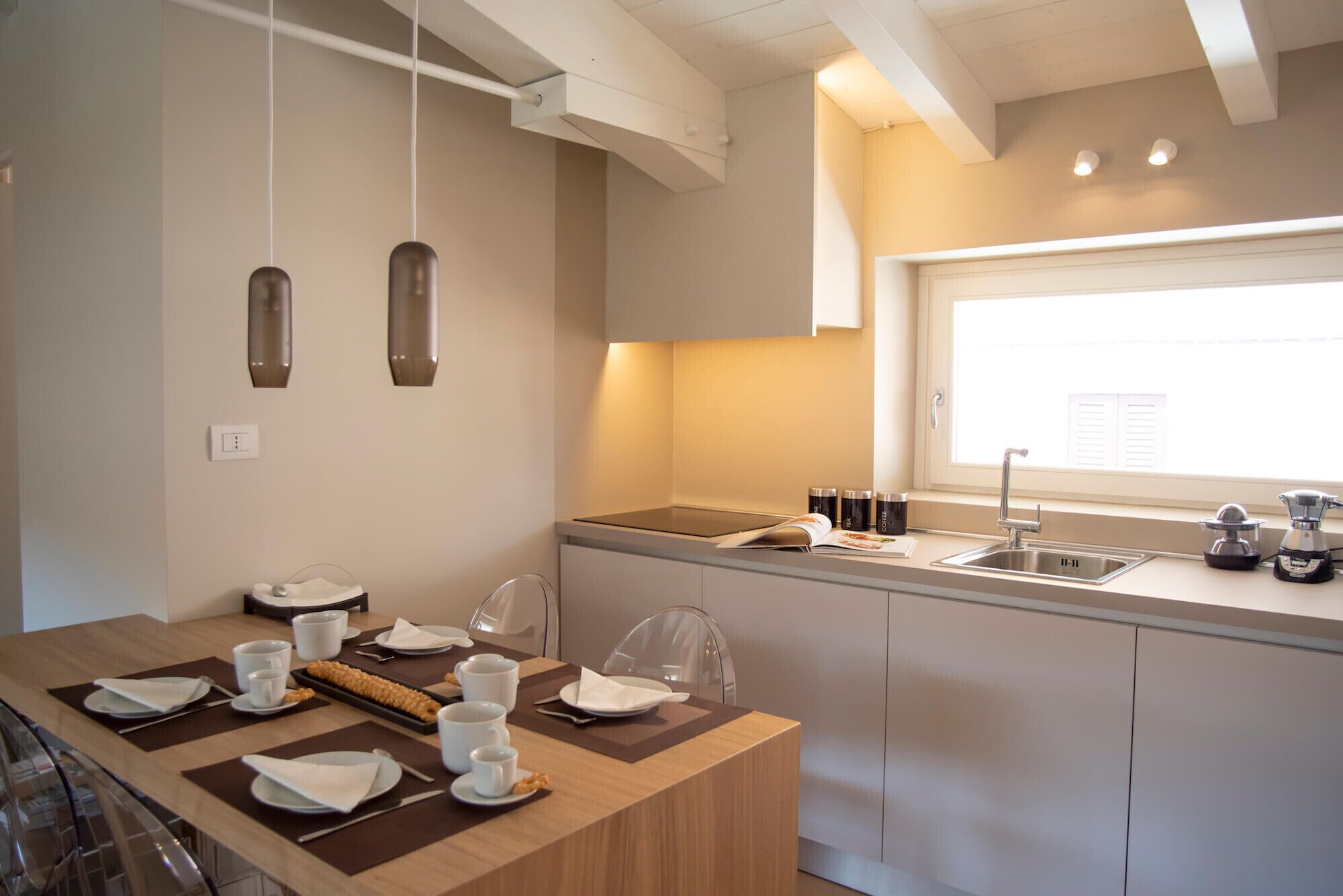Wasserkocher mit Kaffee-/Teezubehör, Kühlschrank, Mikrowelle, Herdplatte
