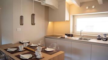 Wasserkocher mit Kaffee-/Teezubehör, Kühlschrank, Mikrowelle, Herdplatte