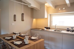 Kylskåp, mikrovågsugn, spishäll och diskmaskin