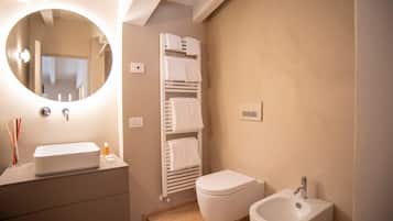 Dusche, Haartrockner, Bidet, Handtücher