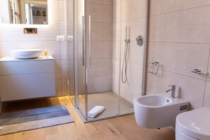 Ducha, secador de pelo, bidet, toallas