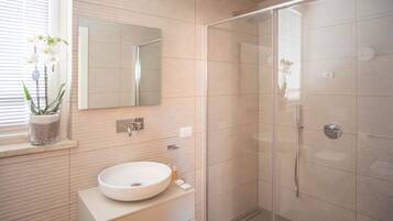 Dusche, Haartrockner, Bidet, Handtücher