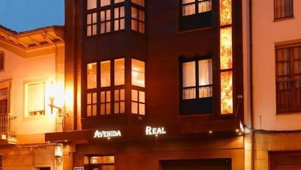 A multi-story building with a sign reading 'Avenida Real.' - Hotel Avenida Real (Villaviciosa)