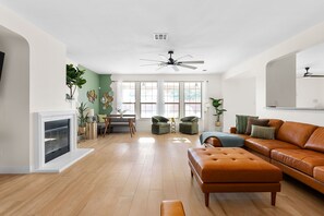 Living area - Large Groups' Luxury House Pool Sleep 22 (Round Rock)