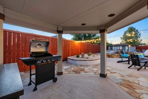Outdoor dining - Large Groups' Luxury House Pool Sleep 22 (Round Rock)