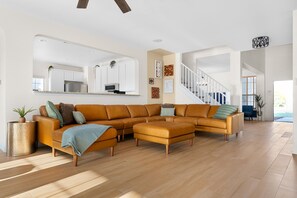 Living area - Large Groups' Luxury House Pool Sleep 22 (Round Rock)