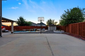 Terrace/patio - Large Groups' Luxury House Pool Sleep 22 (Round Rock)