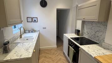 Cottage | Private kitchen | Cookware/dishes/utensils