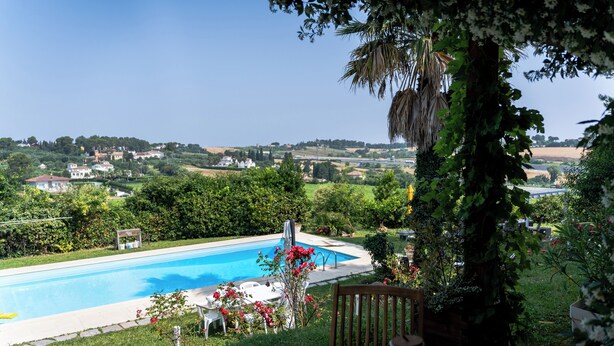 Una piscina con vistas a un paisaje rural.