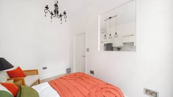 Tabla de planchar con plancha, wifi y ropa de cama