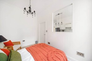 Iron/ironing board, WiFi, bed sheets - Stylish 1-Bed w/ Private Garden | West Kensington (Greater London)