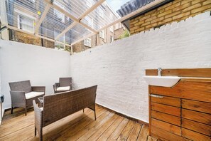 Terrace/patio - Stylish 1-Bed w/ Private Garden | West Kensington (Greater London)