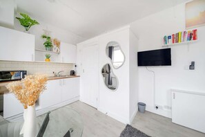 Interior - Bright Studio | 3 Min Walk to West Kensington Tube (Greater London)