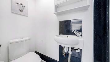 Een douche, een haardroger, handdoeken, shampoo