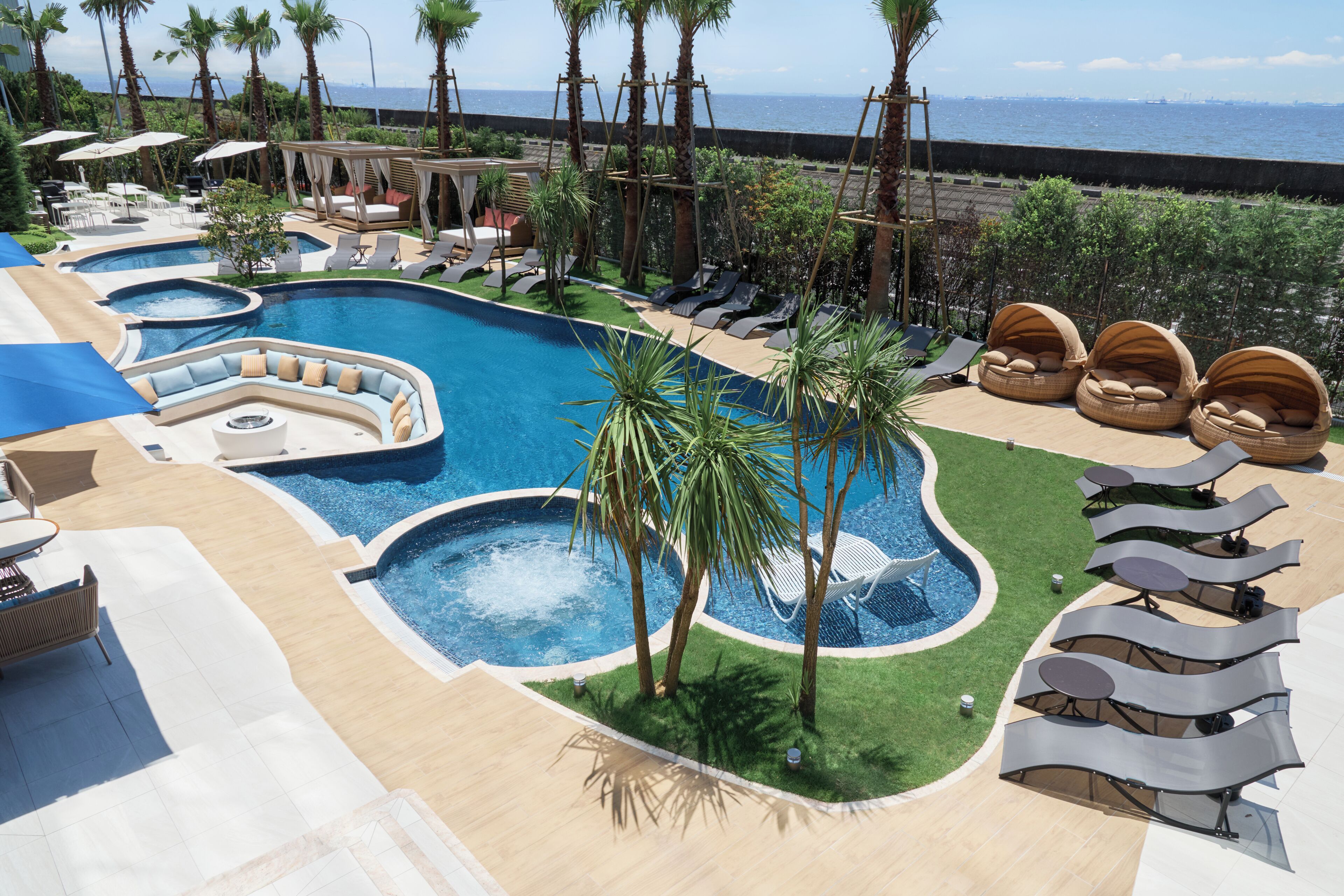 Outdoor pool, pool cabanas (surcharge)