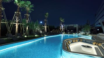 Outdoor pool, cabanas (surcharge)