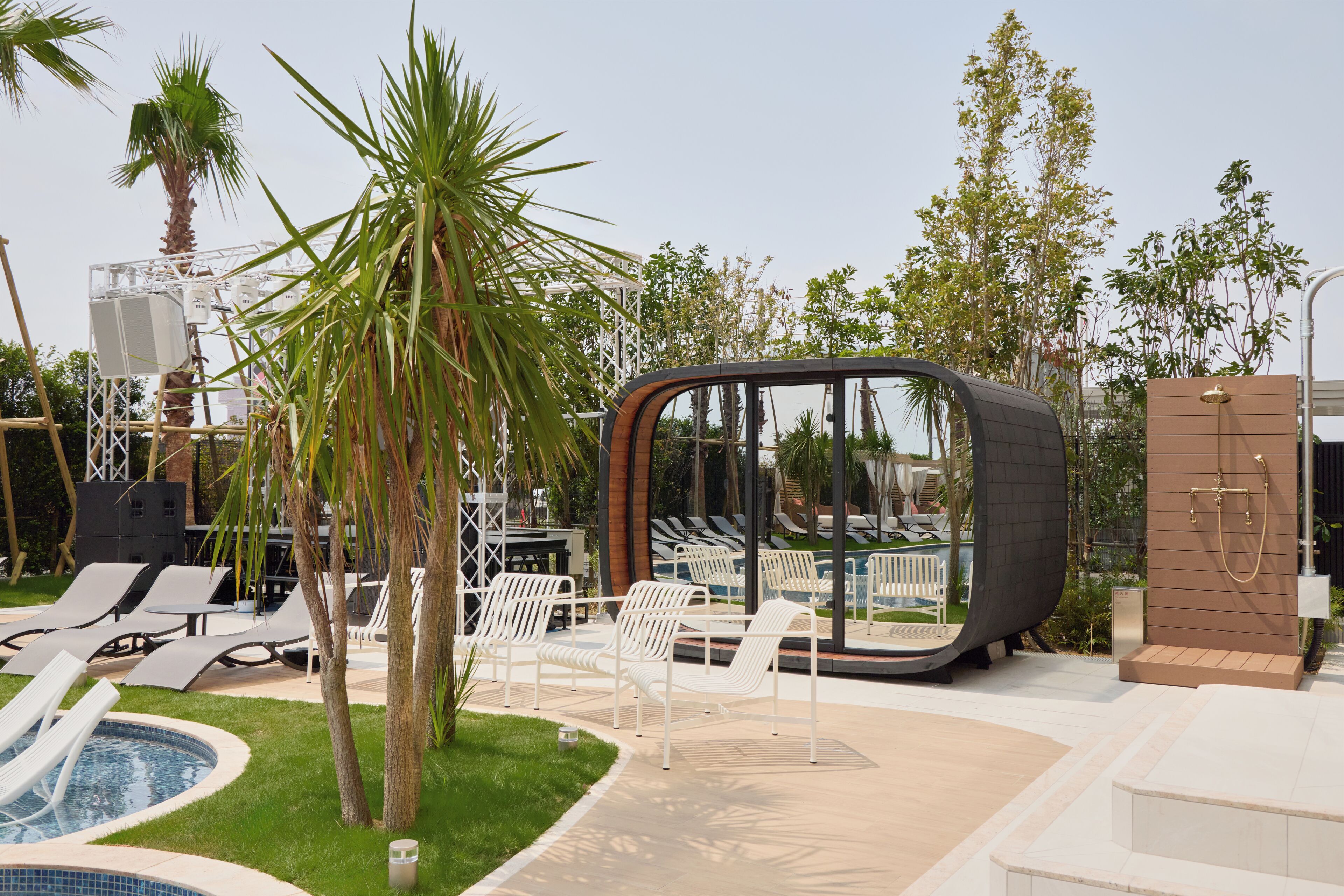 Outdoor pool, pool cabanas (surcharge)