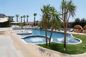 Una piscina al aire libre, camas de piscina con cargo