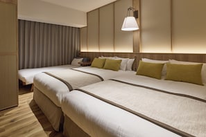 Ein Hotelzimmer mit zwei Betten, einem kleinen Tisch und einer Lampe.