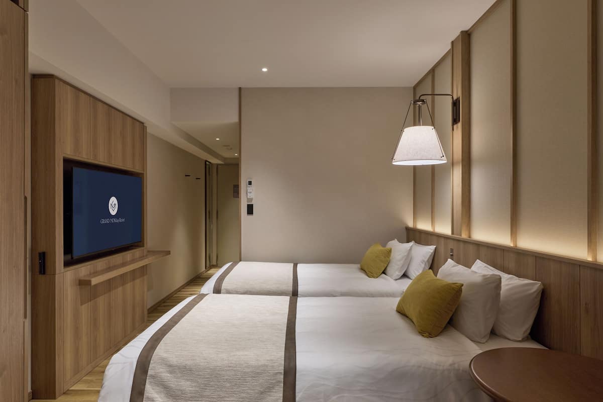 In-room safe, WiFi (free), bed sheets