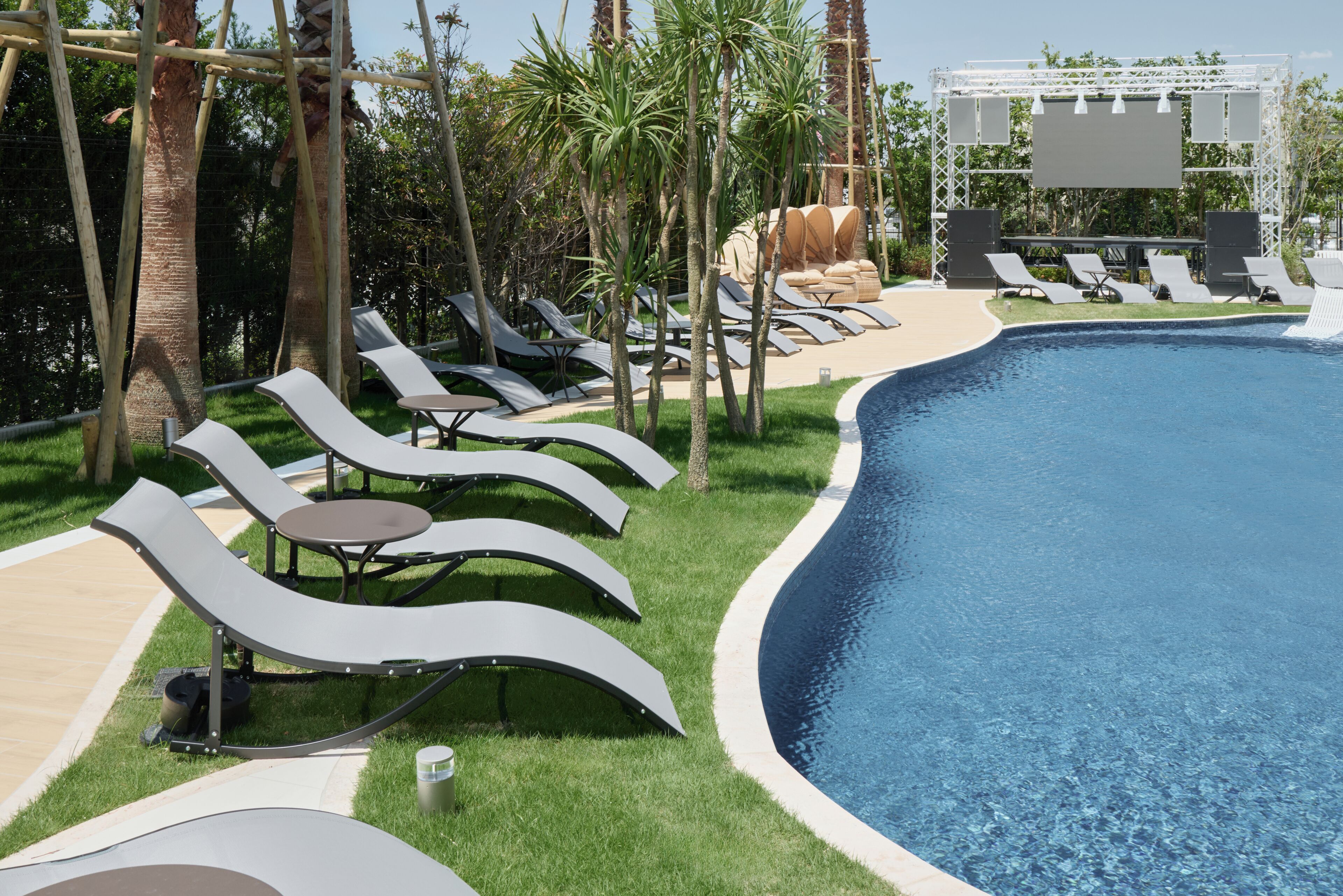 Outdoor pool, pool cabanas (surcharge)
