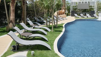 Outdoor pool, pool cabanas (surcharge)