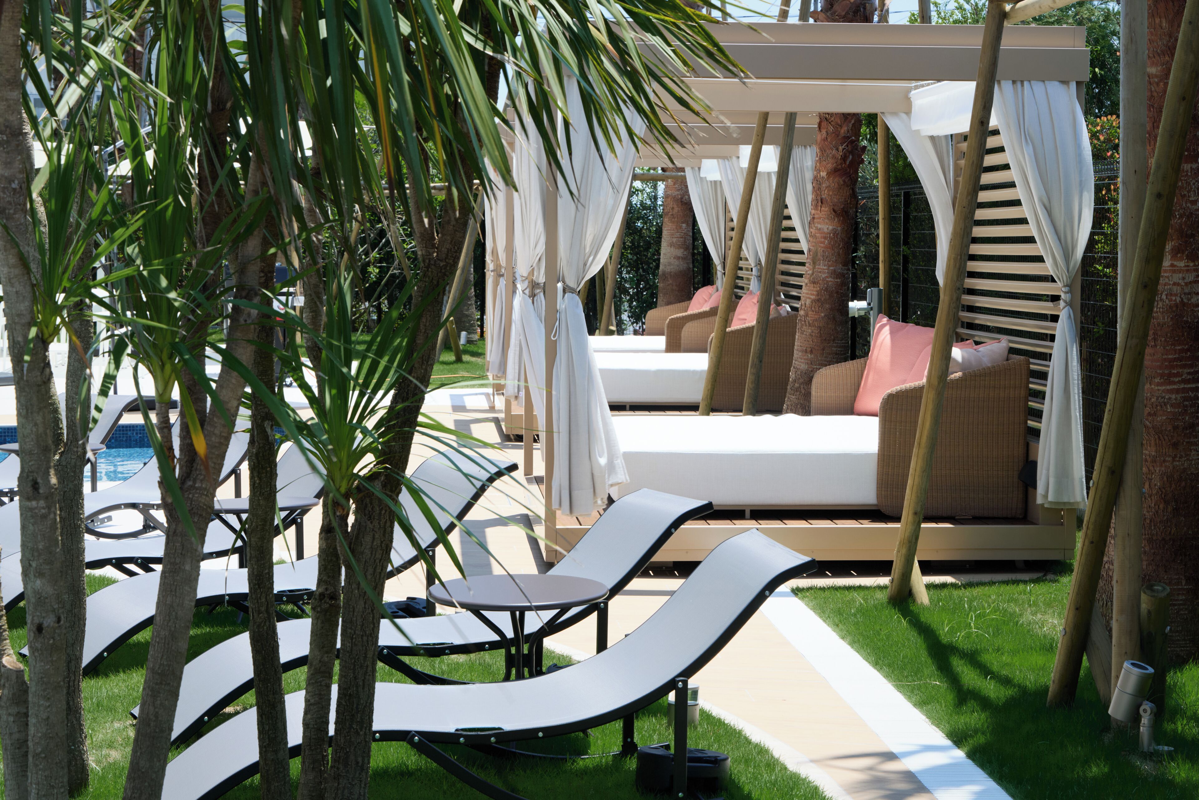 Outdoor pool, pool cabanas (surcharge)