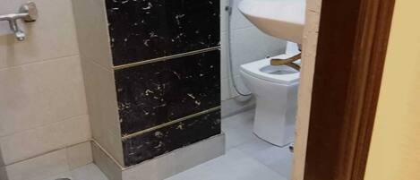 Douche, articles de toilette (gratuits), serviettes fournies, savon