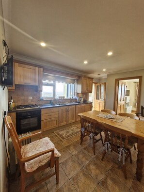 Fridge, microwave, oven, dishwasher - Teach Na hAirde with Stunning Views (Carna)