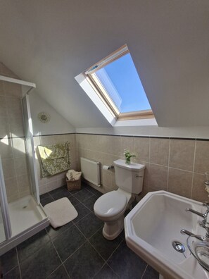 Shower, hair dryer, towels - Teach Na hAirde with Stunning Views (Carna)