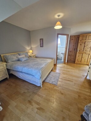7 bedrooms, iron/ironing board, free WiFi, bed sheets - Teach Na hAirde with Stunning Views (Carna)