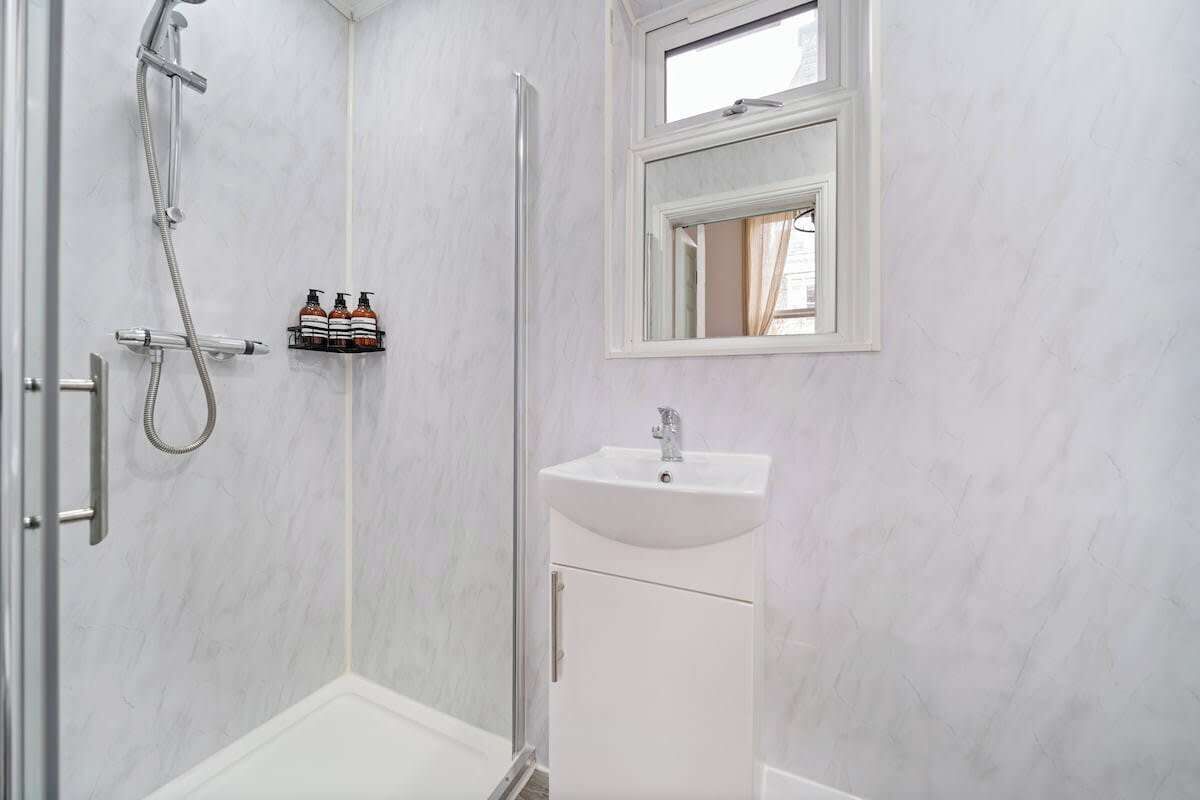 Shower, hair dryer, towels, shampoo
