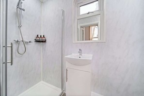 Dusj, hårføner, håndklær og sjampo