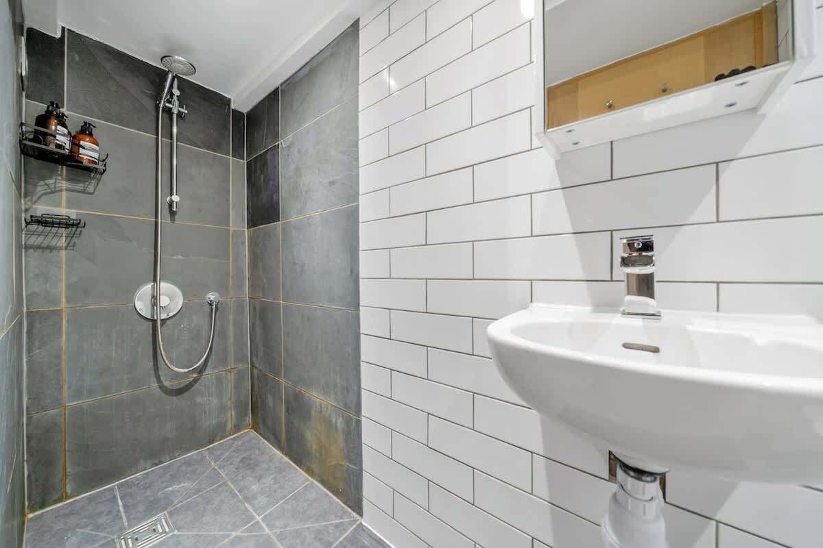 Shower, hair dryer, towels, shampoo
