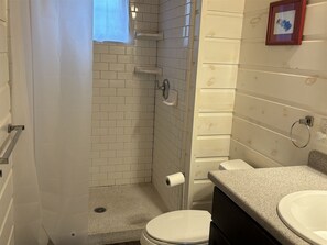 Shower - 4 Bedroom 2.5 Bath house in Kinney Shores (Saco)