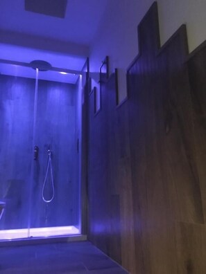 Deluxe Double or Twin Room, Patio | Bathroom
