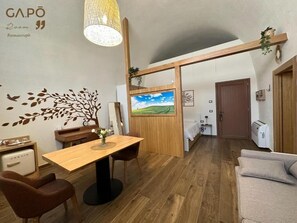 Kahden hengen deluxe-huone (yksi tai kaksi sänkyä), patio, näköala pihalle