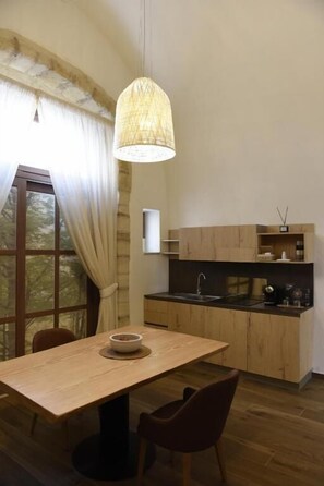 Kahden hengen deluxe-huone (yksi tai kaksi sänkyä) | Ruokailu