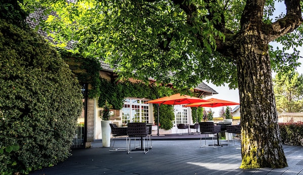 Outdoor dining - Hôtel Restaurant La Chaumière (Dole)