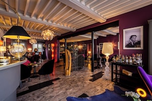 Bar (on property) - Hôtel Restaurant La Chaumière (Dole)