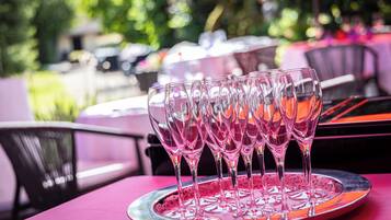 A table with a tray of empty wine glasses.
