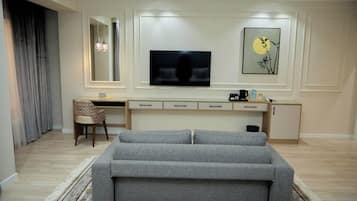 Double or Twin Room | Living area