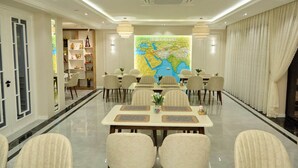 Una sala de conferències amb un mural de mapa, una làmpada penjolant i un disseny modern.
