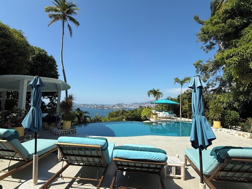 “Tranquilidad • Privacidad • Exclusividad”  Las Brisas Acapulco Luxury Villa