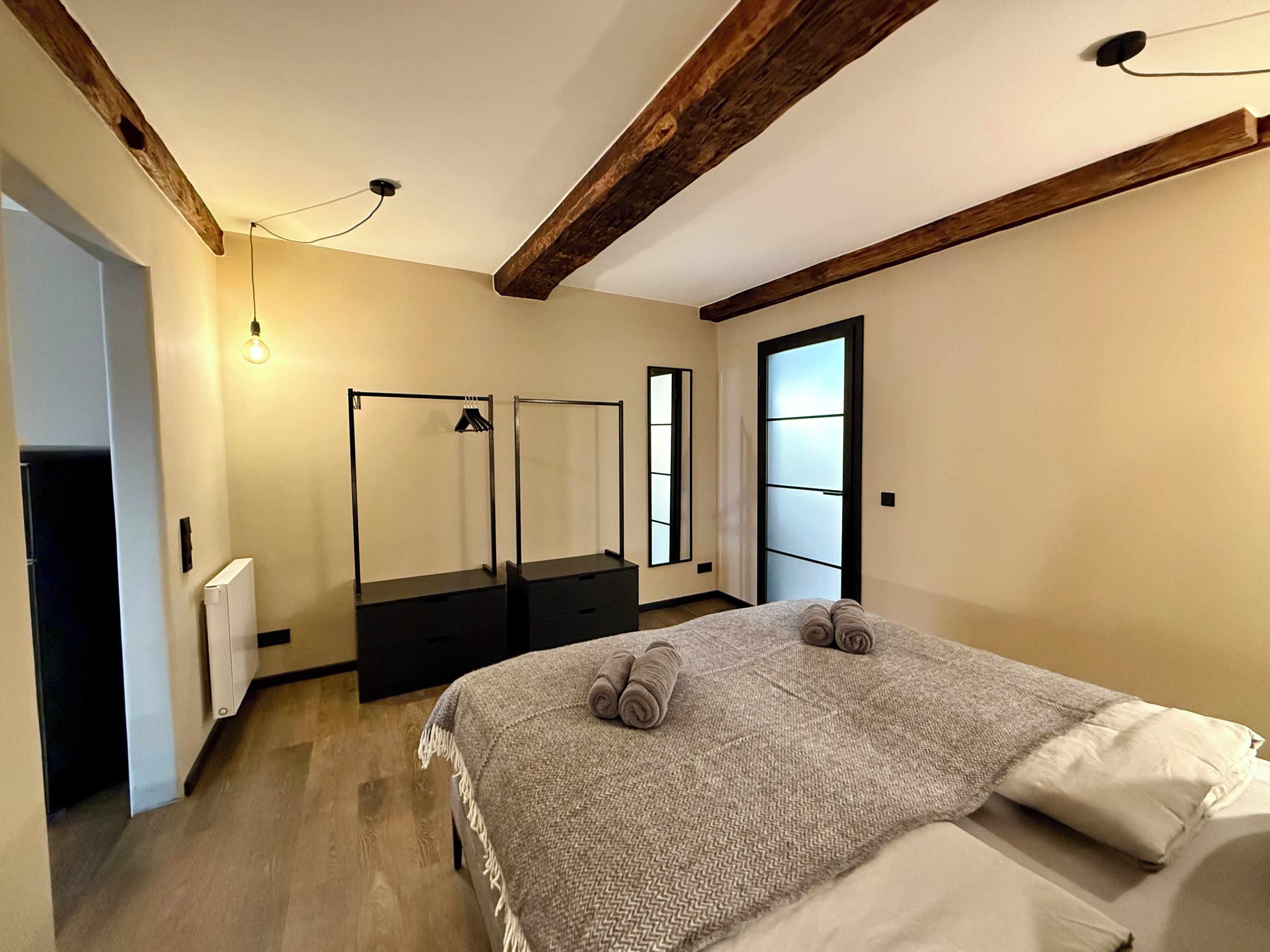 2 slaapkamers, een strijkplank/strijkijzer, gratis wifi, beddengoed