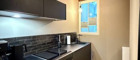 Refrigerador, microondas, horno, placa de cocina