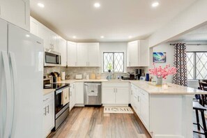 Fridge, microwave, oven, stovetop - The Eagle's Nest Chalet - Hot Tub & Fire Pit (Pocono Lake)